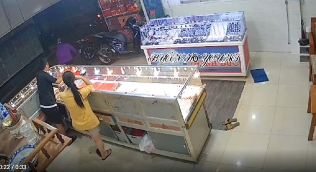 Người phụ nữ trùm mặt kín mít, cầm vàng bỏ chạy khiến chủ tiệm 'đứng hình' - Ảnh 2