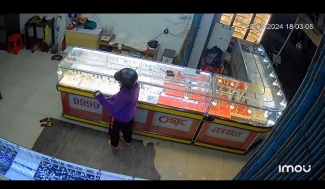 Người phụ nữ trùm mặt kín mít, cầm vàng bỏ chạy khiến chủ tiệm 'đứng hình' - Ảnh 1