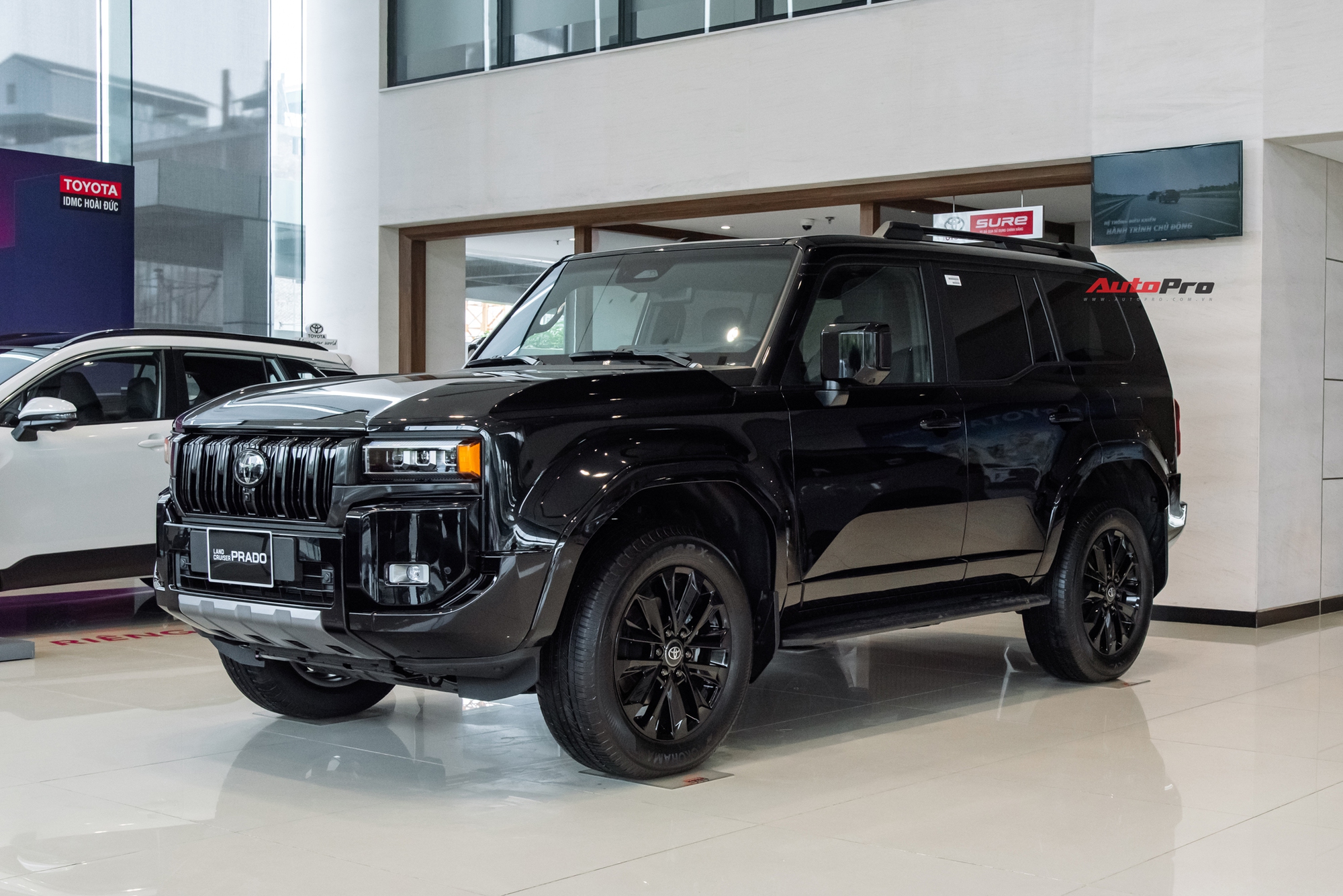 Chi tiết Toyota Land Cruiser Prado 2024 giá 3,48 tỷ vừa về đại lý: Cách định giá trúng đích - Ảnh 1