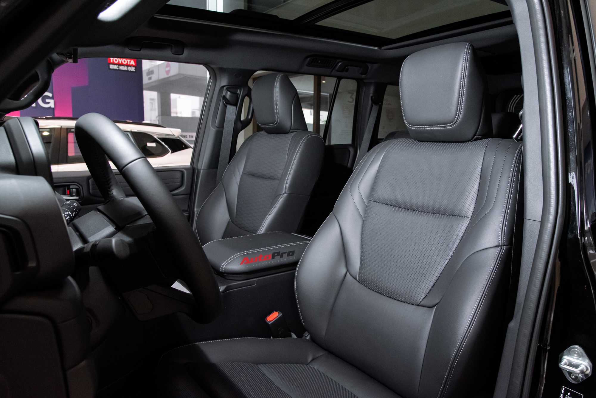 Chi tiết Toyota Land Cruiser Prado 2024 giá 3,48 tỷ vừa về đại lý: Cách định giá trúng đích - Ảnh 24