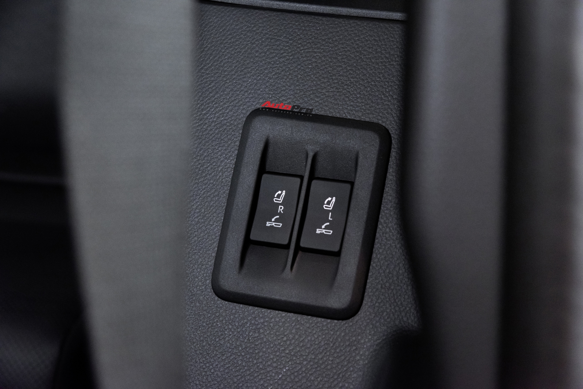 Chi tiết Toyota Land Cruiser Prado 2024 giá 3,48 tỷ vừa về đại lý: Cách định giá trúng đích - Ảnh 37