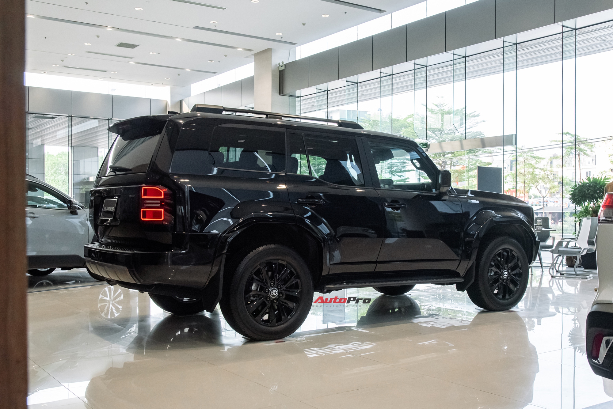 Chi tiết Toyota Land Cruiser Prado 2024 giá 3,48 tỷ vừa về đại lý: Cách định giá trúng đích - Ảnh 32