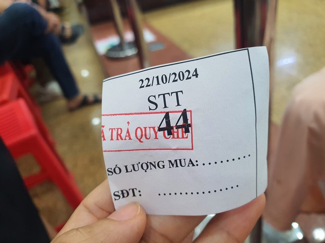 Cửa hàng ồ ạt bán vàng, người dân xếp dài từ sáng qua trưa - Ảnh 1