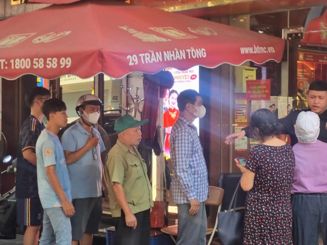 Giá vàng nhẫn tăng, người dân xếp hàng mua khó hơn thời bao cấp - Ảnh 1