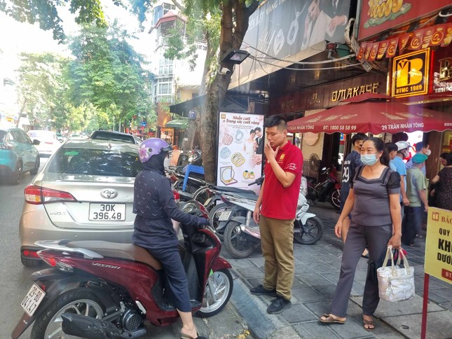 Giá vàng nhẫn tăng, người dân xếp hàng mua khó hơn thời bao cấp - Ảnh 2