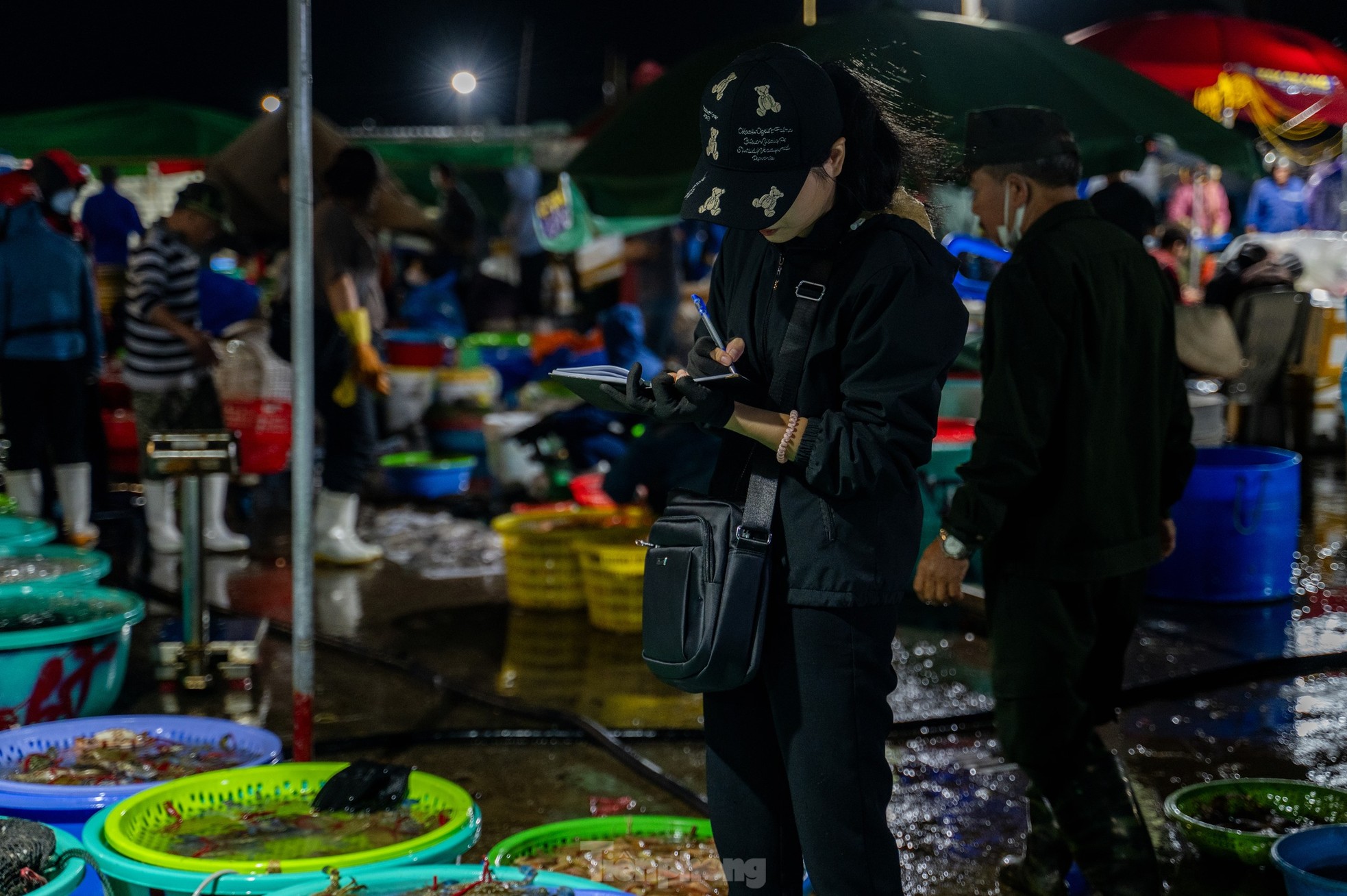 Chợ cá 'không ngủ' duy nhất ở vịnh Hạ Long - Ảnh 11