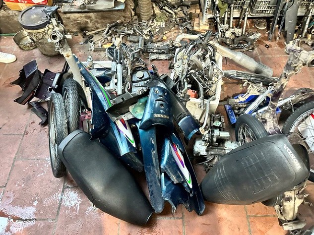 Triệt phá ổ nhóm trộm cắp, tiêu thụ xe gian cực lớn ở Hà Nội - Ảnh 3