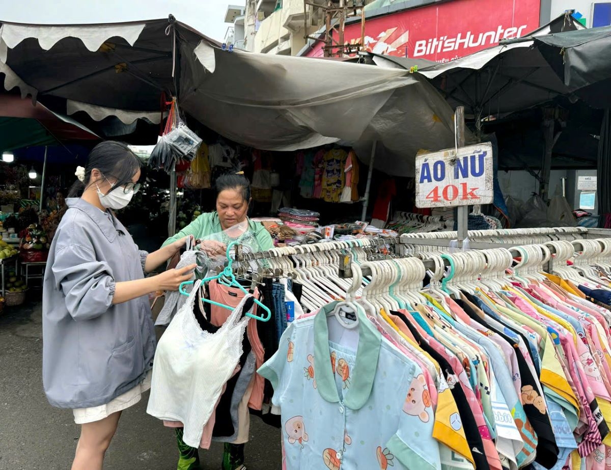 Hàng Trung Quốc tràn ngập chợ truyền thống - Ảnh 2