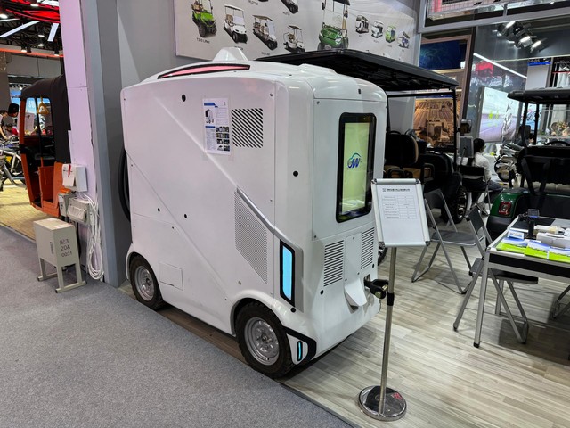 Trung Quốc tung ra 'cục sạc di động' cho ô tô điện, có thể di chuyển tự do mà không cần người điều khiển - Ảnh 1