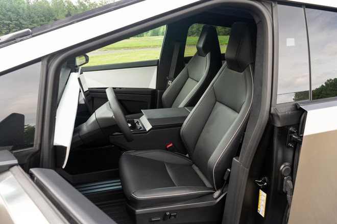 Bắt trọn Tesla Cybertruck đầu tiên lăn bánh trên đường phố Việt Nam: Lập tức gây tranh cãi về thiết kế, nhưng biển số là thứ đáng quan tâm - Ảnh 10