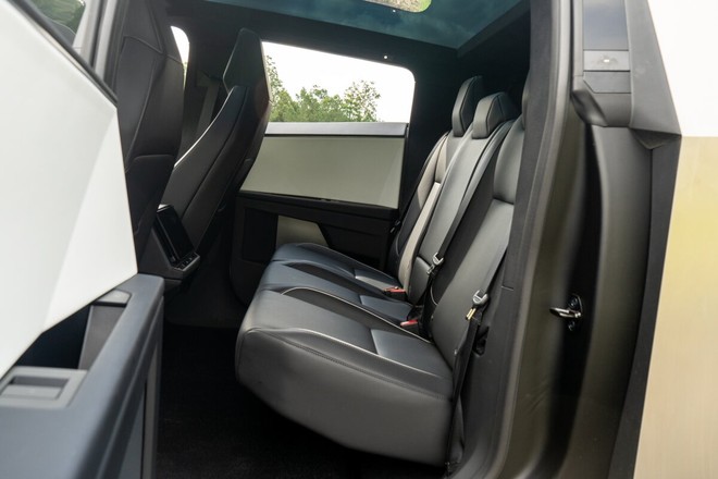 Bắt trọn Tesla Cybertruck đầu tiên lăn bánh trên đường phố Việt Nam: Lập tức gây tranh cãi về thiết kế, nhưng biển số là thứ đáng quan tâm - Ảnh 11