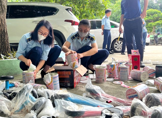Tiêu hủy hơn 30.000 sản phẩm hàng lậu, không rõ xuất xứ - Ảnh 3