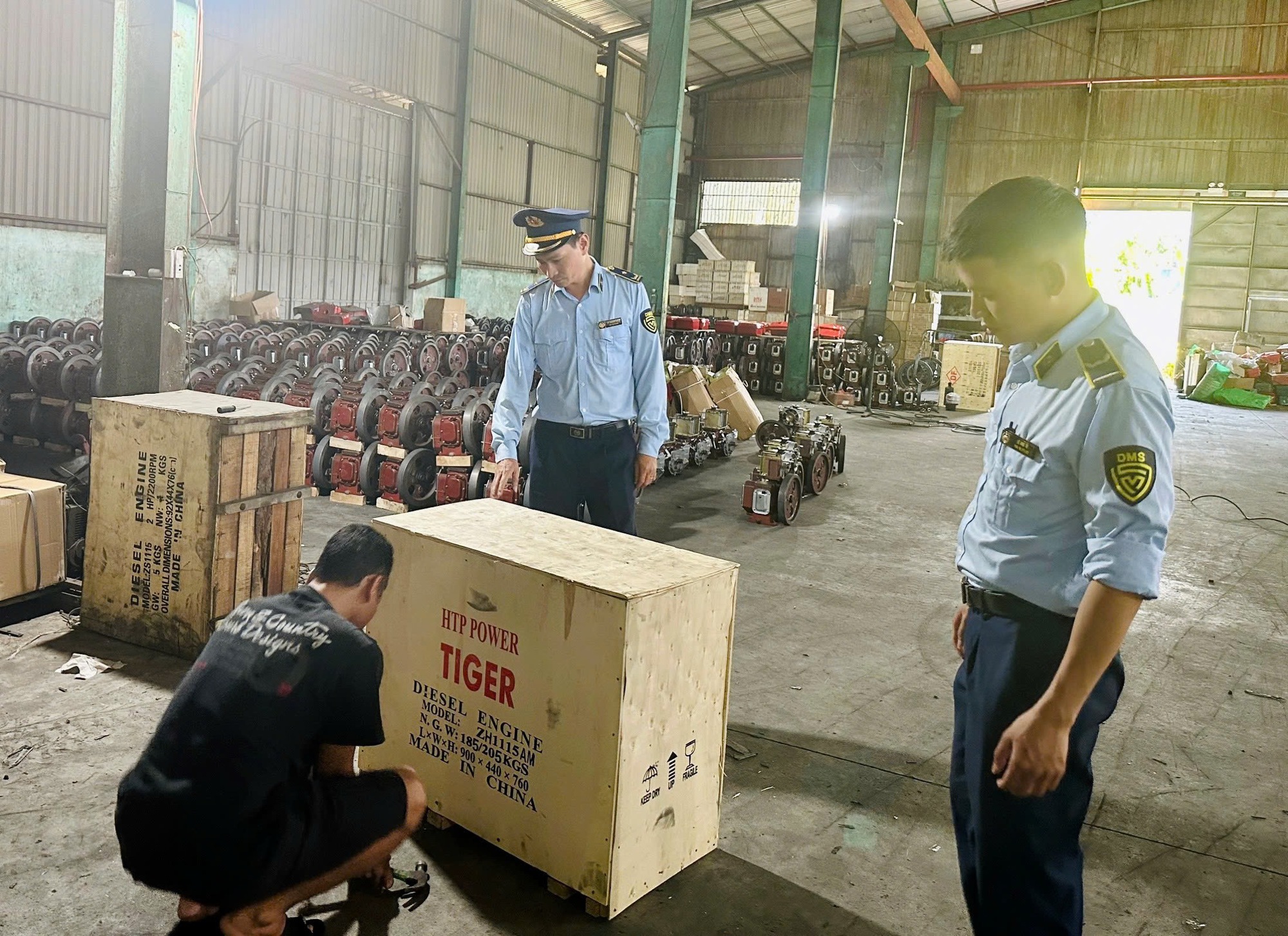 Phát hiện vụ nhập khẩu hàng nhái giá trị lớn tại Đà Nẵng - Ảnh 1