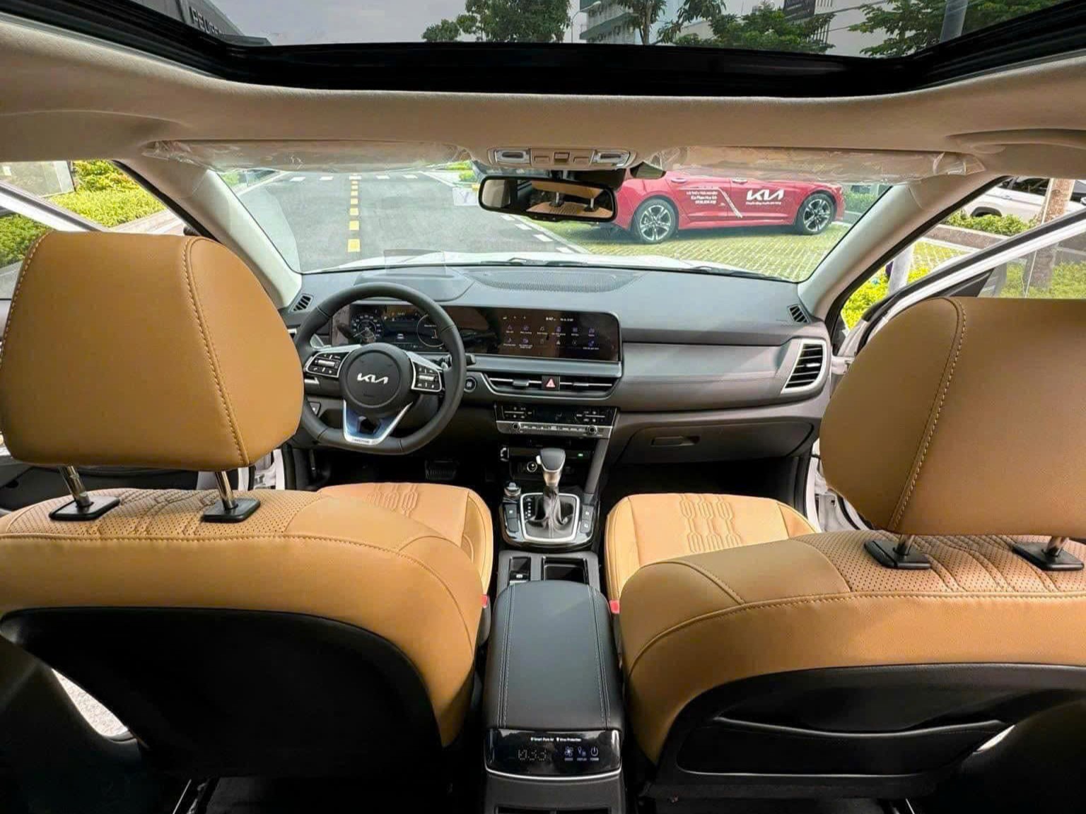 Kia Seltos bổ sung bản GT-Line Đặc biệt: Mâm 18 inch, ghế da màu nâu, đồng hồ 10,25 inch, cửa sổ trời toàn cảnh, giá 839 triệu ngang CUV cỡ C - Ảnh 5