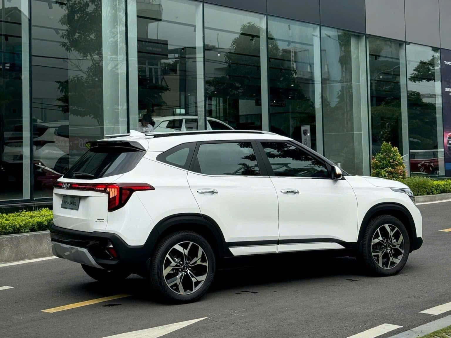 Kia Seltos bổ sung bản GT-Line Đặc biệt: Mâm 18 inch, ghế da màu nâu, đồng hồ 10,25 inch, cửa sổ trời toàn cảnh, giá 839 triệu ngang CUV cỡ C - Ảnh 2