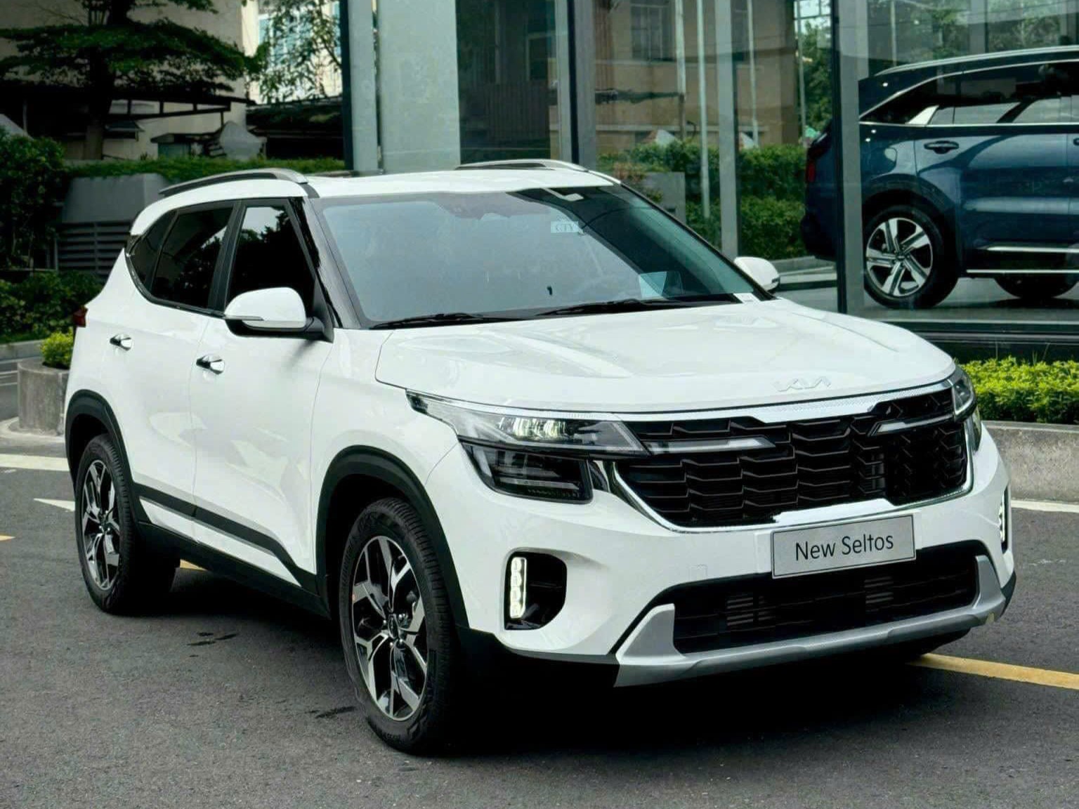 Kia Seltos bổ sung bản GT-Line Đặc biệt: Mâm 18 inch, ghế da màu nâu, đồng hồ 10,25 inch, cửa sổ trời toàn cảnh, giá 839 triệu ngang CUV cỡ C - Ảnh 1