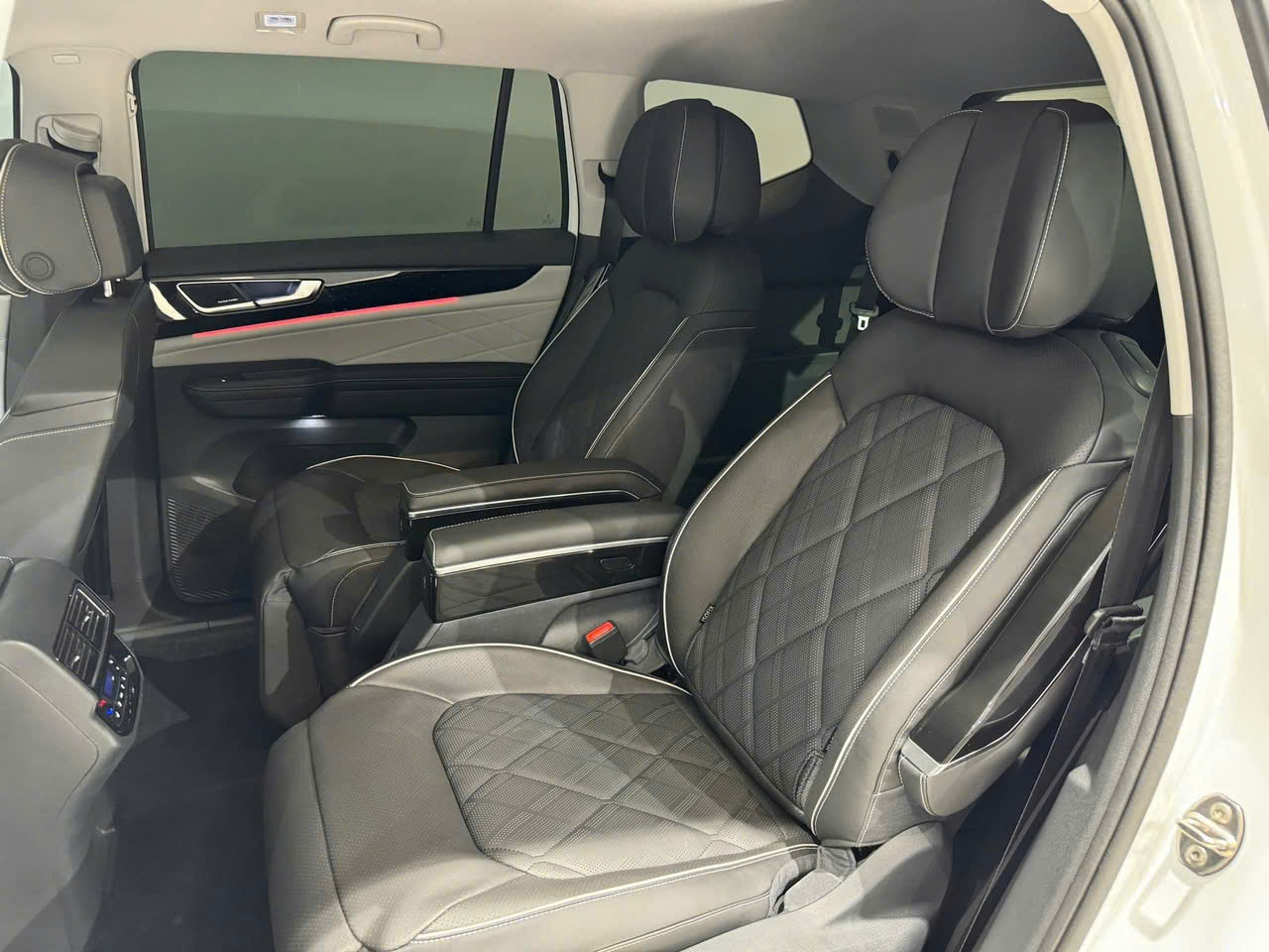 VW Teramont President về đại lý: Giá 2,4 tỷ đồng, hàng 2 ghế 'chủ tịch', có ADAS, giới hạn 88 xe trong năm 2024 - Ảnh 9