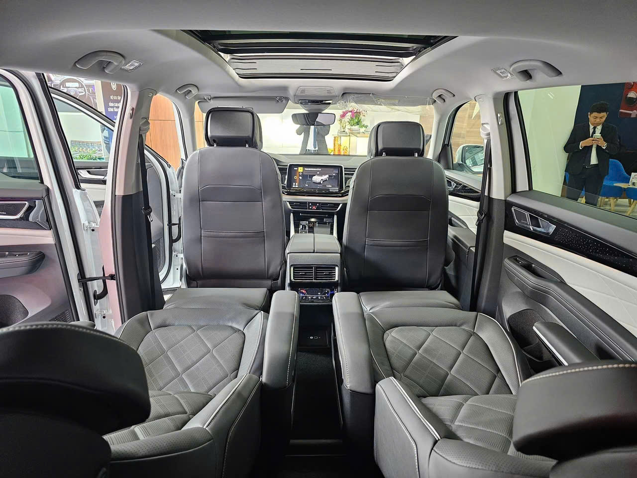 VW Teramont President về đại lý: Giá 2,4 tỷ đồng, hàng 2 ghế 'chủ tịch', có ADAS, giới hạn 88 xe trong năm 2024 - Ảnh 10