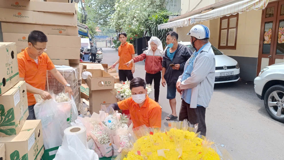 Hoa tươi đa dạng mẫu mã, sức mua vẫn chậm - Ảnh 2