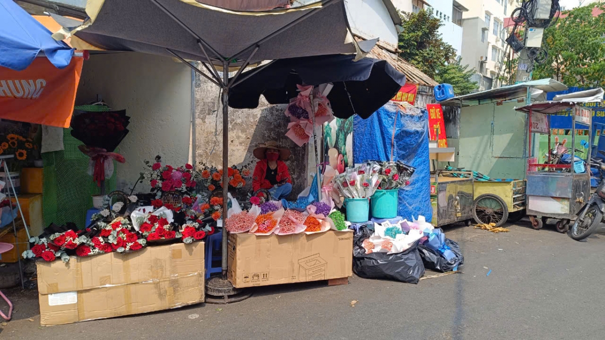 Hoa tươi đa dạng mẫu mã, sức mua vẫn chậm - Ảnh 1