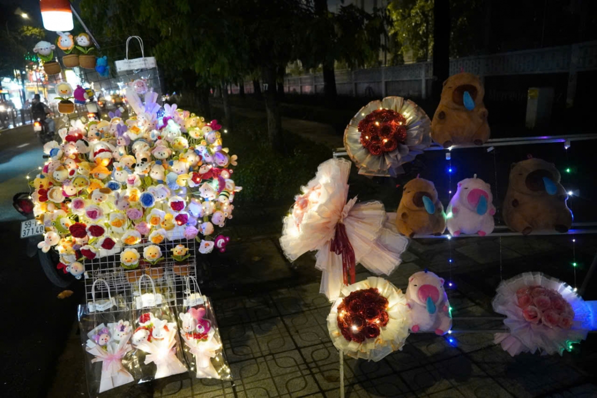 Hoa tươi đa dạng mẫu mã, sức mua vẫn chậm - Ảnh 4