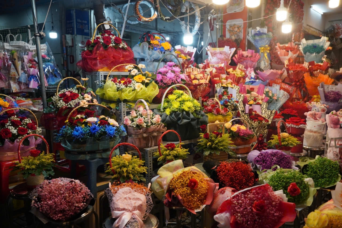 Hoa tươi đa dạng mẫu mã, sức mua vẫn chậm - Ảnh 3