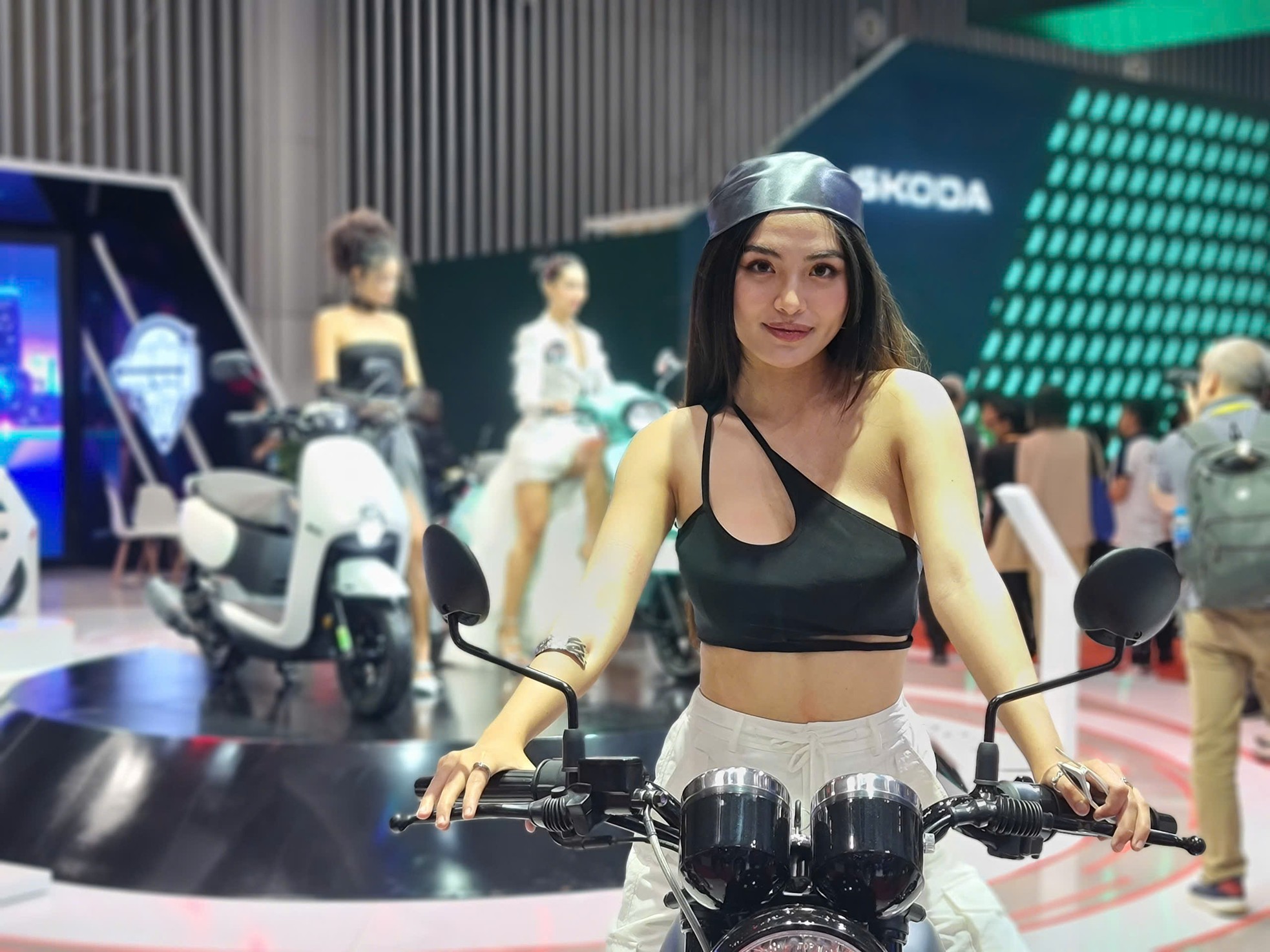 'Bóng hồng' khoe sắc tại Vietnam Motor Show 2024 - Ảnh 10
