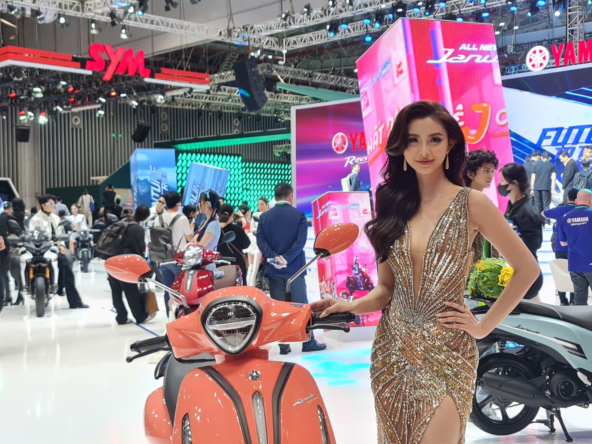 'Bóng hồng' khoe sắc tại Vietnam Motor Show 2024 - Ảnh 8