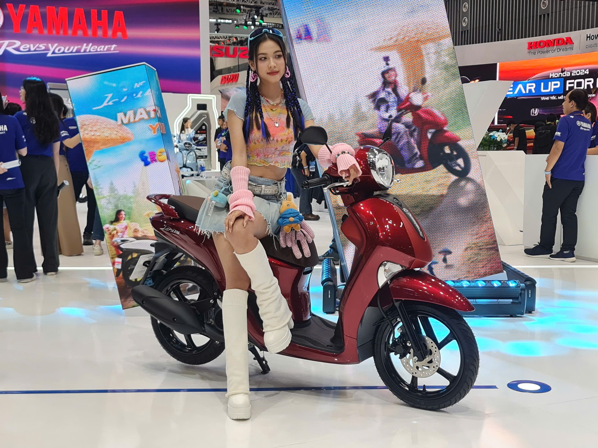 'Bóng hồng' khoe sắc tại Vietnam Motor Show 2024 - Ảnh 7