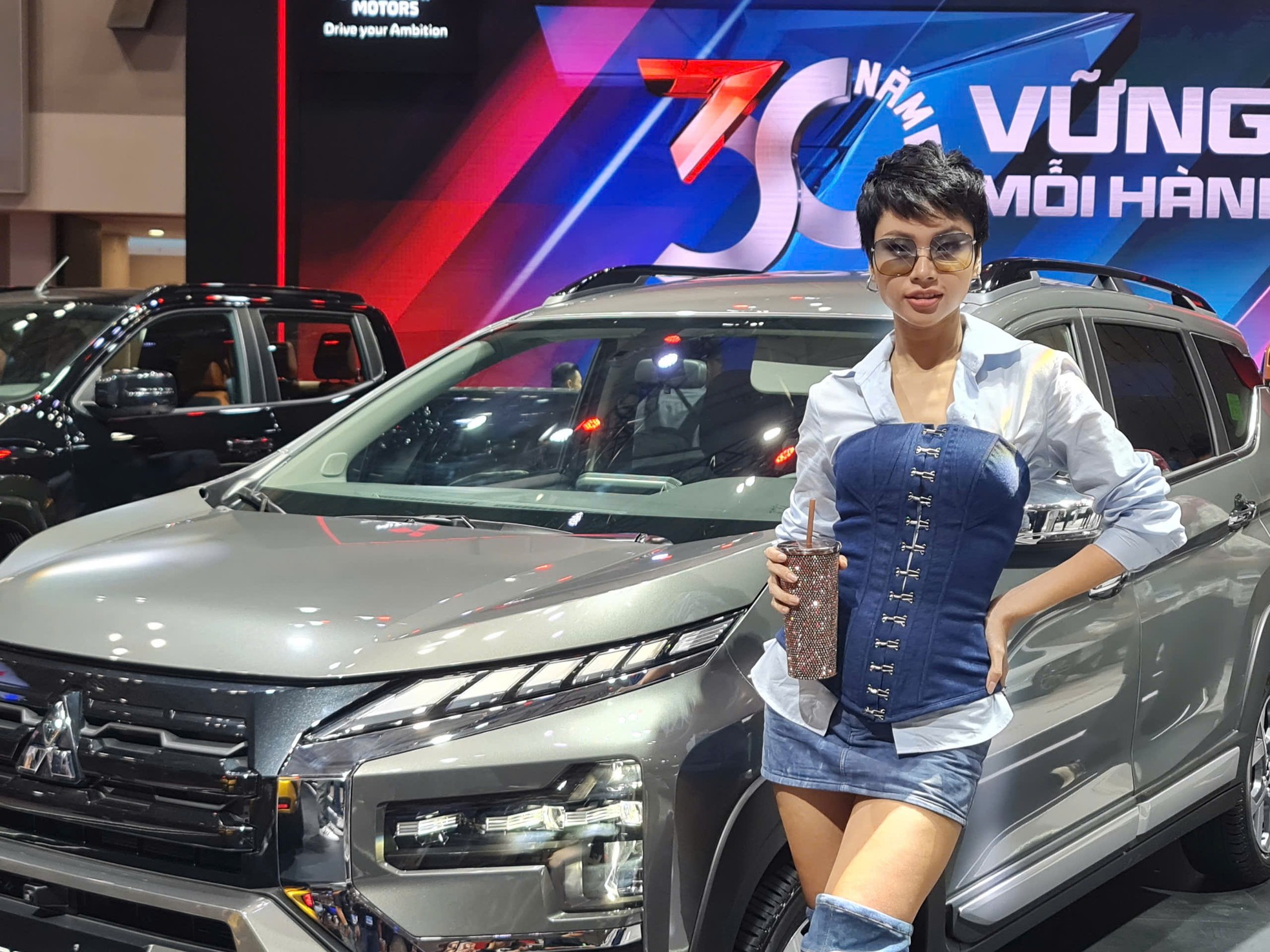 'Bóng hồng' khoe sắc tại Vietnam Motor Show 2024 - Ảnh 3