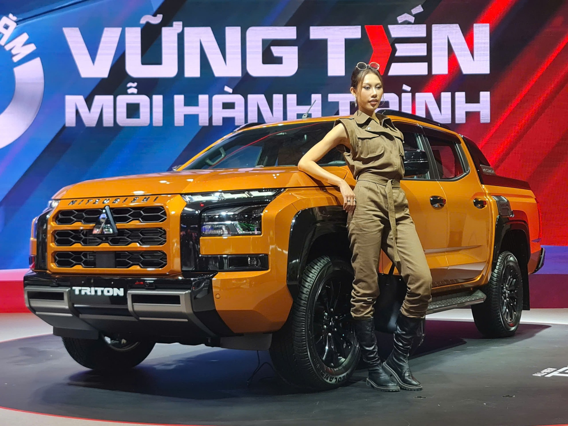 'Bóng hồng' khoe sắc tại Vietnam Motor Show 2024 - Ảnh 4
