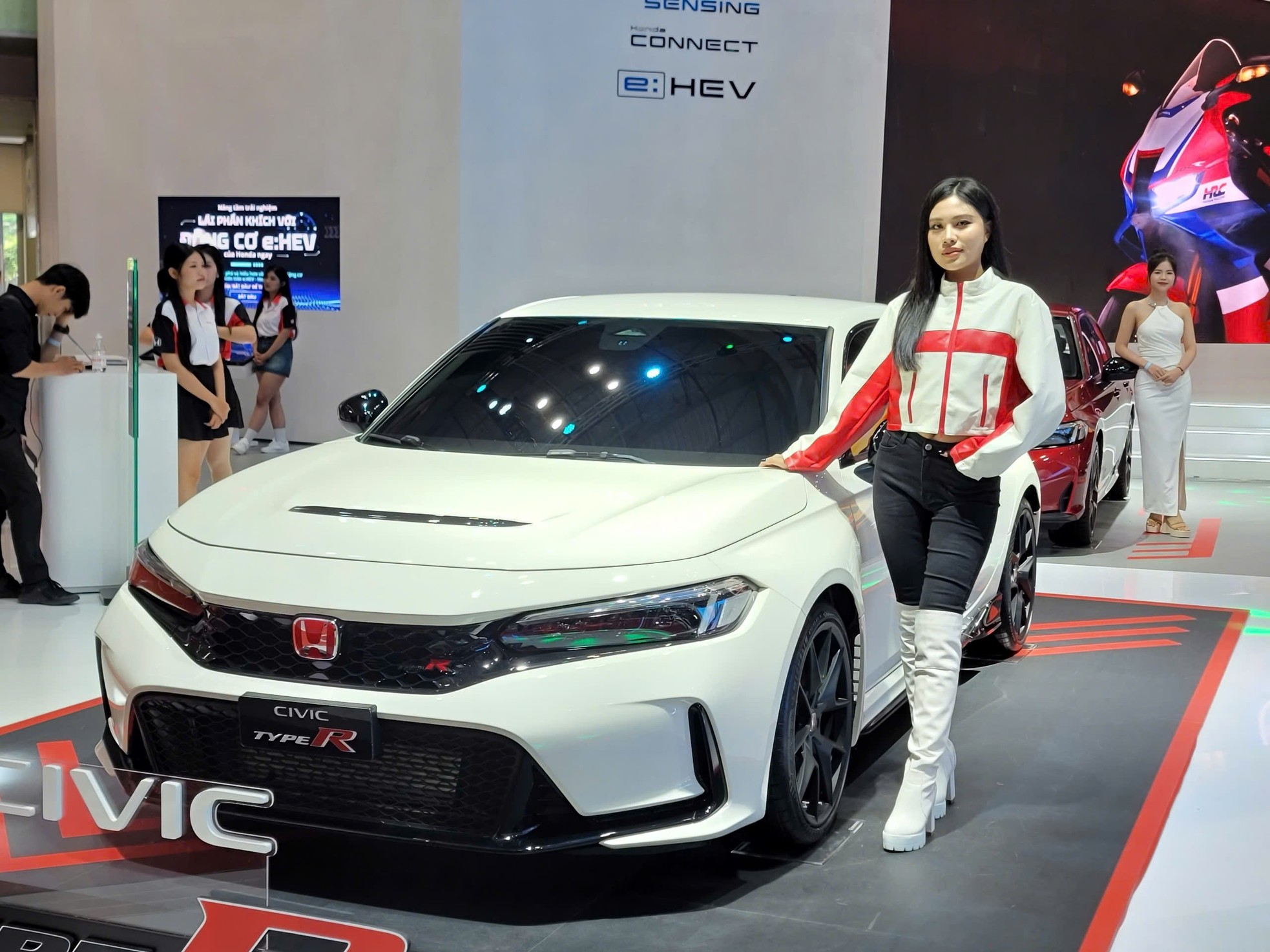 'Bóng hồng' khoe sắc tại Vietnam Motor Show 2024 - Ảnh 14