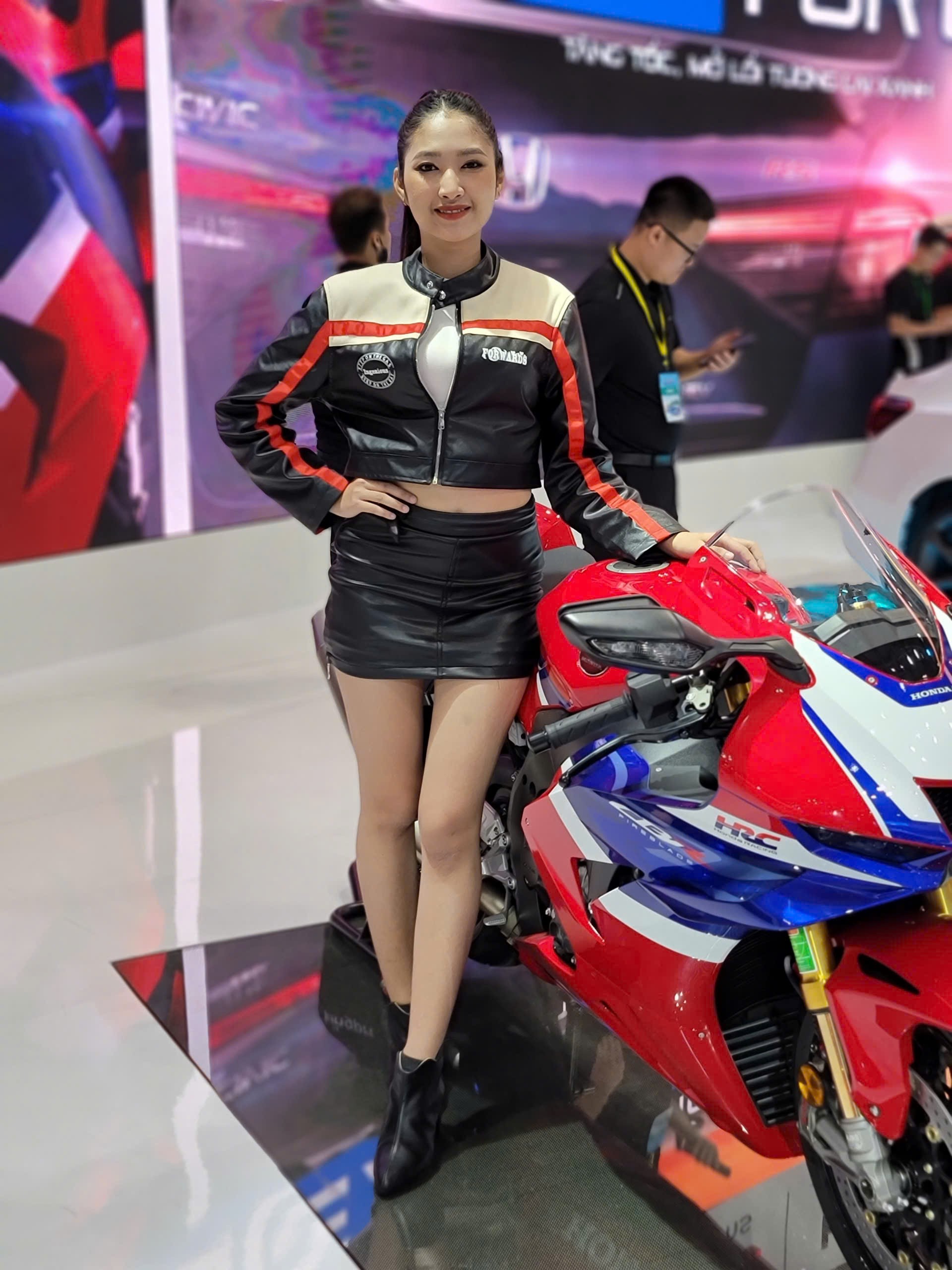 'Bóng hồng' khoe sắc tại Vietnam Motor Show 2024 - Ảnh 16