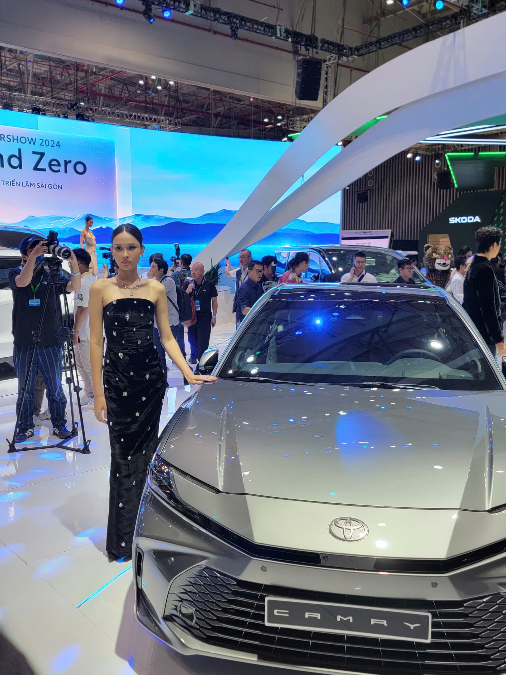 'Bóng hồng' khoe sắc tại Vietnam Motor Show 2024 - Ảnh 18