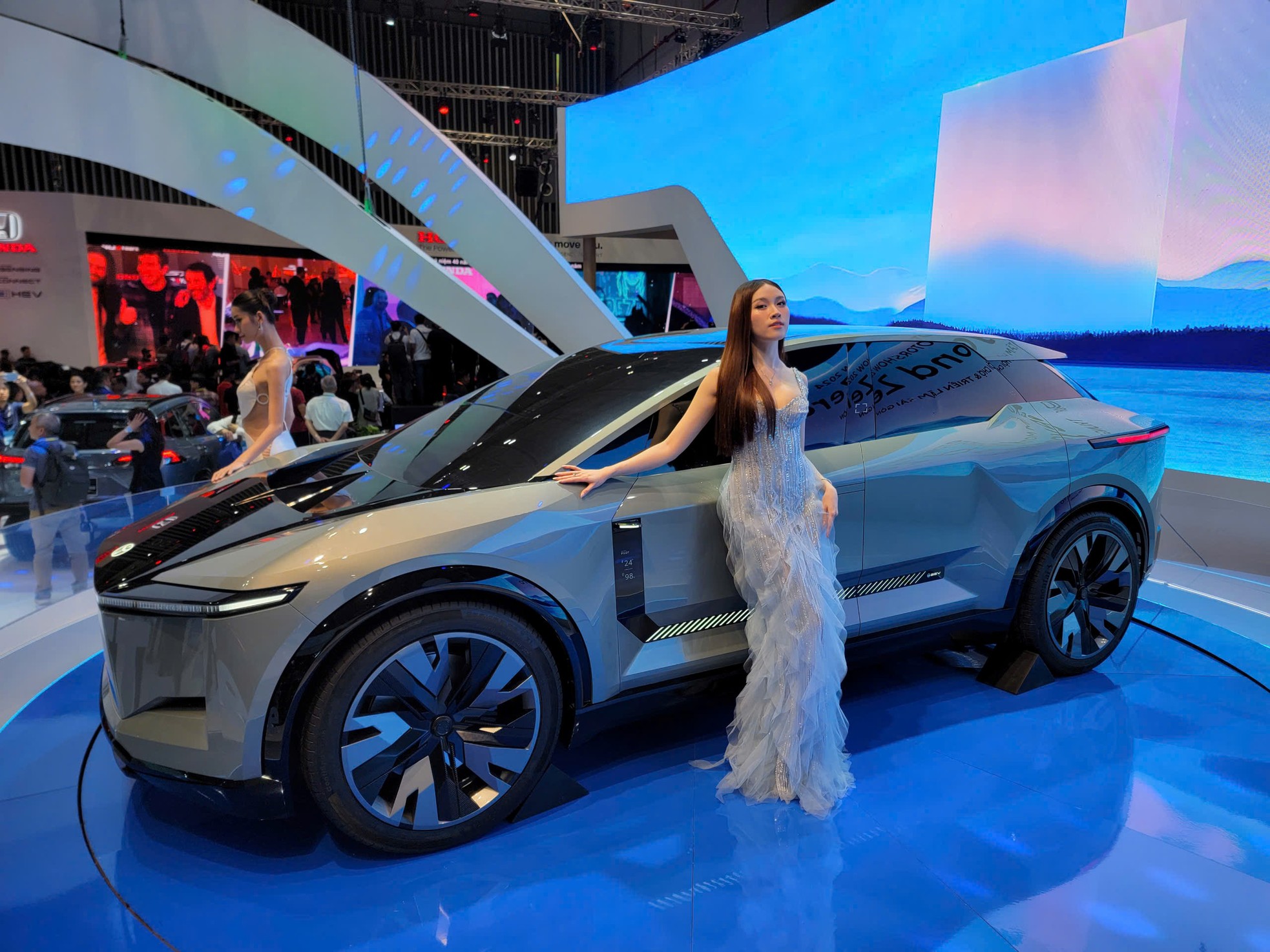 'Bóng hồng' khoe sắc tại Vietnam Motor Show 2024 - Ảnh 17