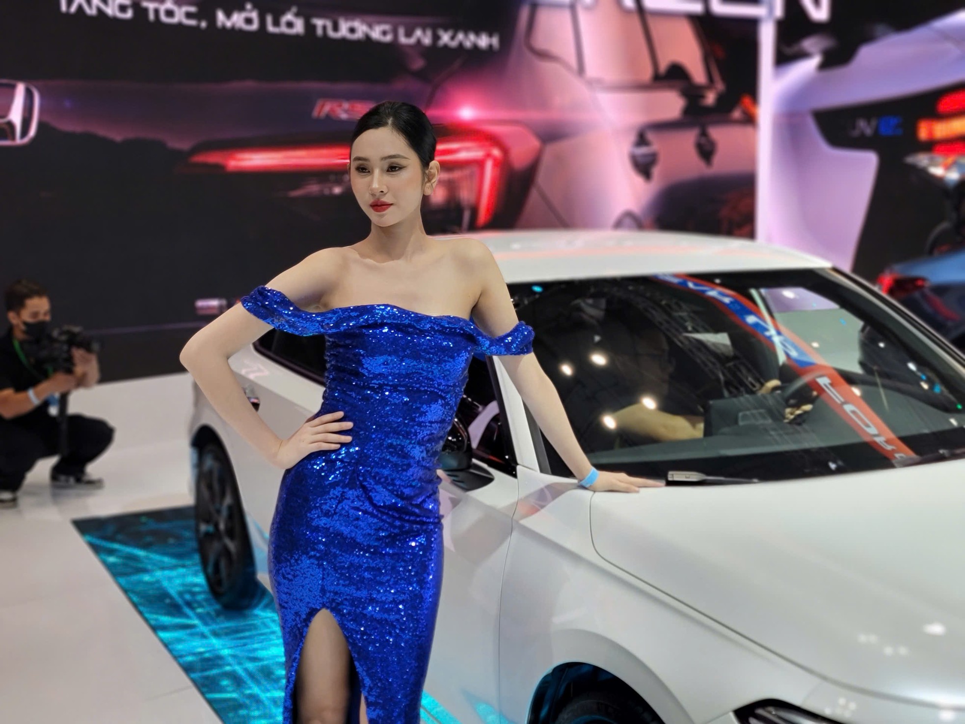 'Bóng hồng' khoe sắc tại Vietnam Motor Show 2024 - Ảnh 12