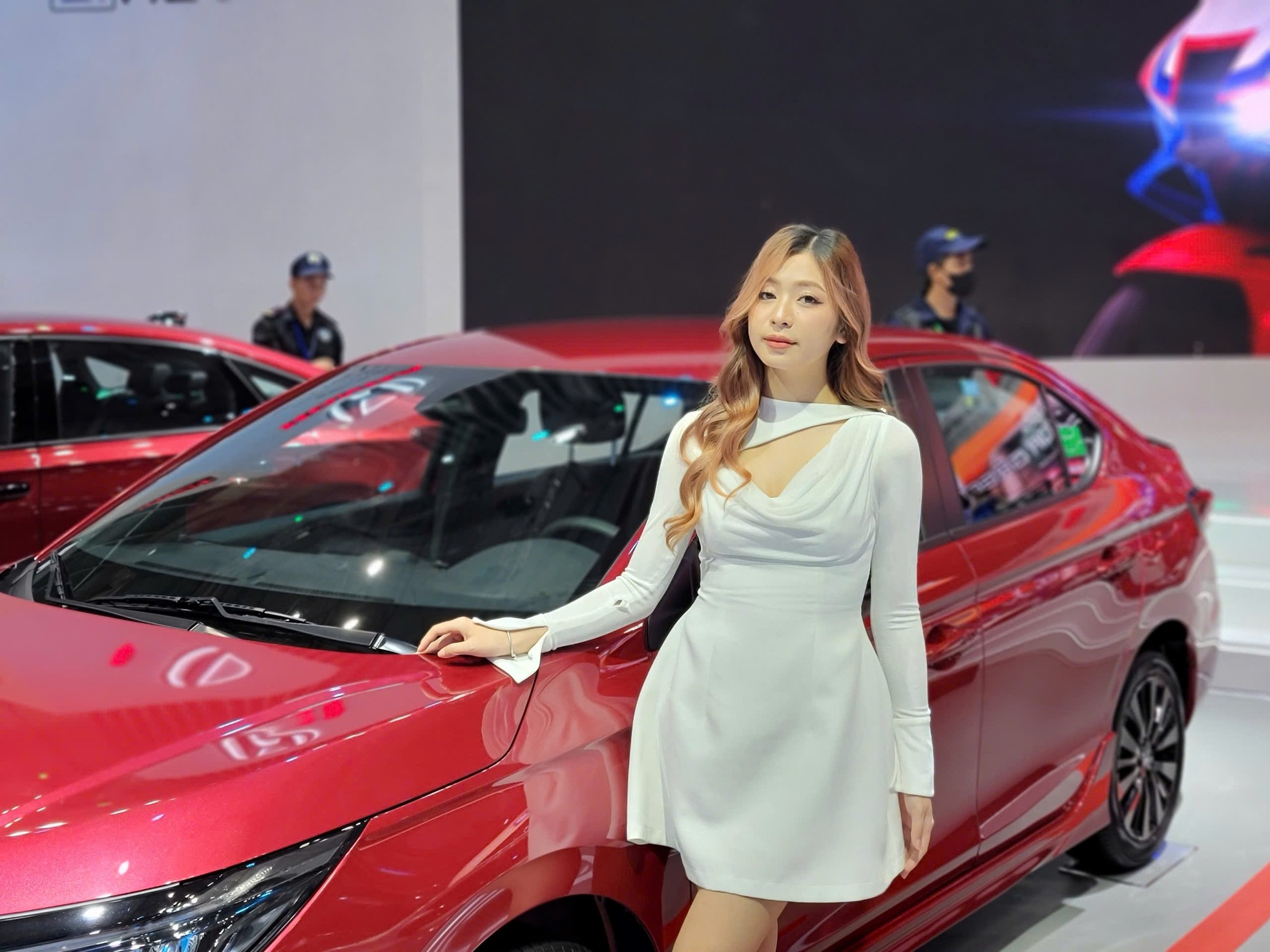 'Bóng hồng' khoe sắc tại Vietnam Motor Show 2024 - Ảnh 15