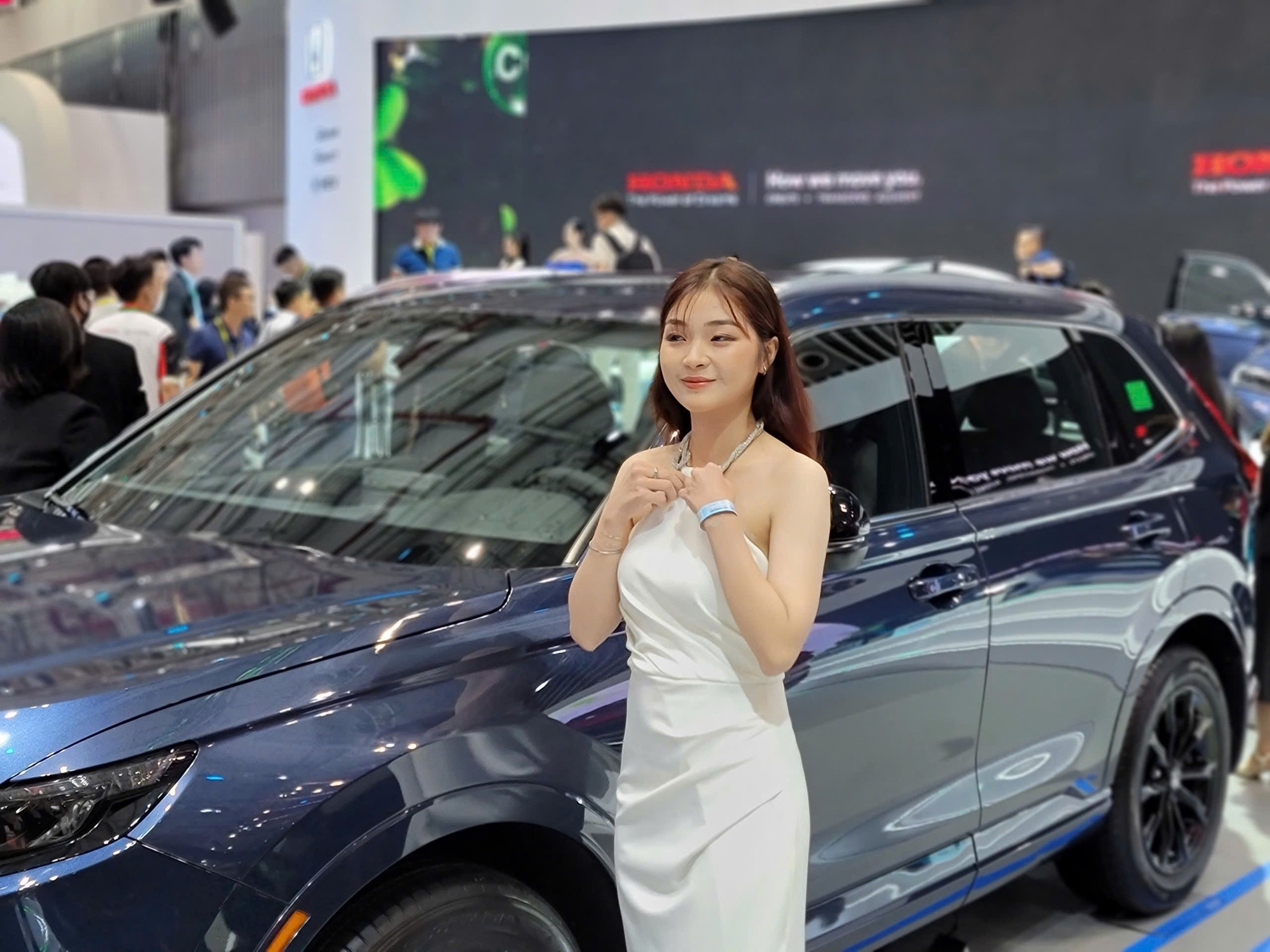 'Bóng hồng' khoe sắc tại Vietnam Motor Show 2024 - Ảnh 13