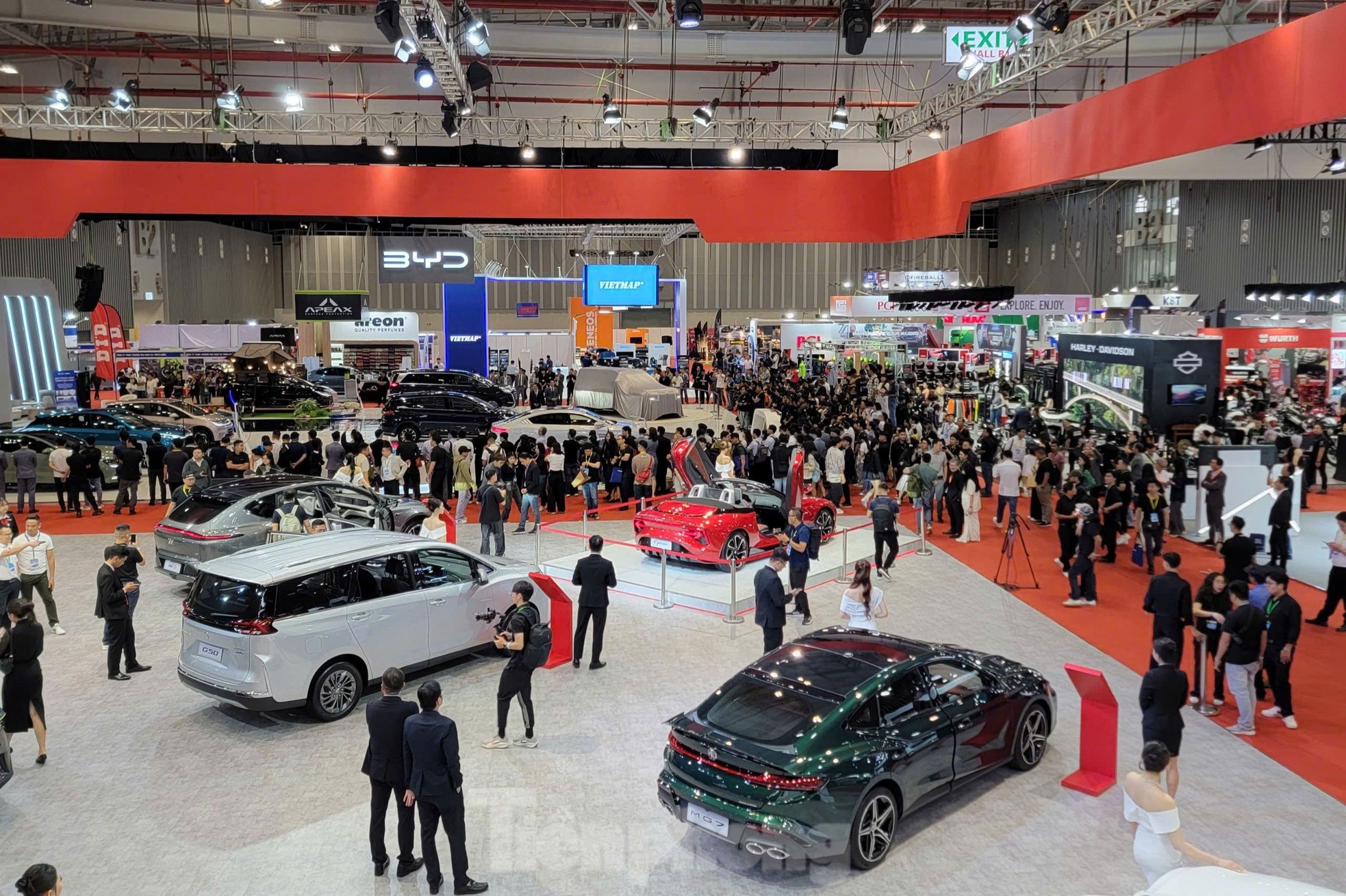 'Bóng hồng' khoe sắc tại Vietnam Motor Show 2024 - Ảnh 1