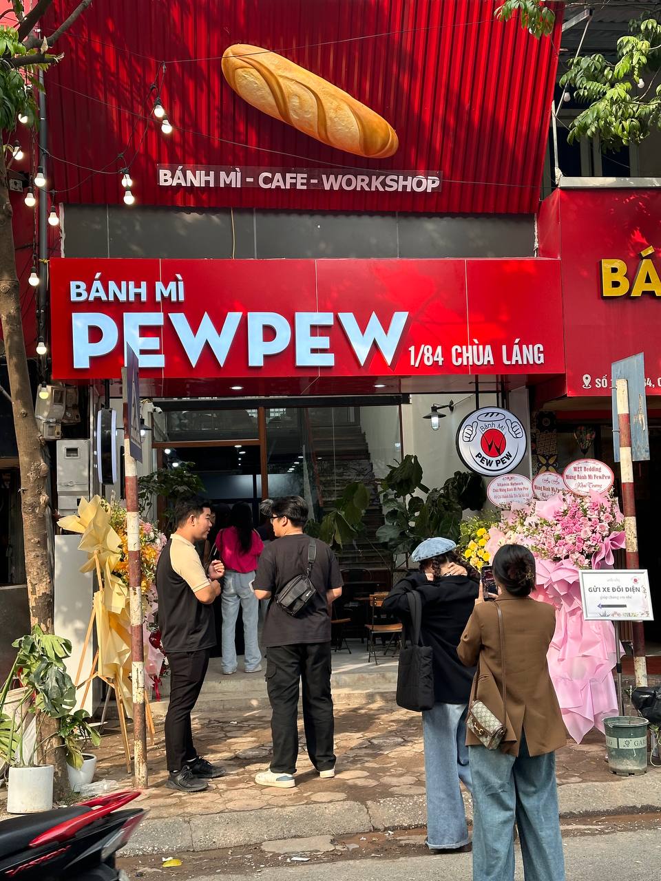 Ngay lúc này: Dòng người xếp hàng dài tại bánh mì PewPew vừa khai trương ở Hà Nội, sẵn sàng chờ cả tiếng để mua - Ảnh 1