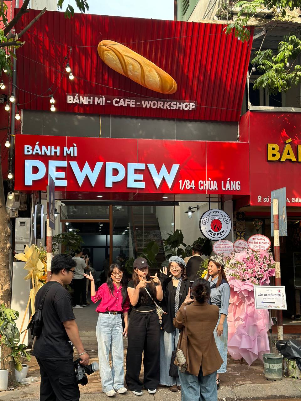 Ngay lúc này: Dòng người xếp hàng dài tại bánh mì PewPew vừa khai trương ở Hà Nội, sẵn sàng chờ cả tiếng để mua - Ảnh 2