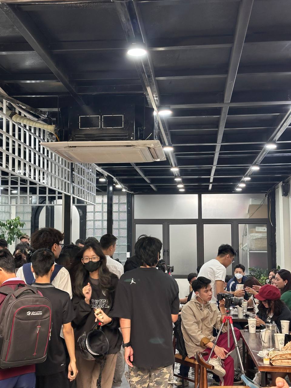 Ngay lúc này: Dòng người xếp hàng dài tại bánh mì PewPew vừa khai trương ở Hà Nội, sẵn sàng chờ cả tiếng để mua - Ảnh 3