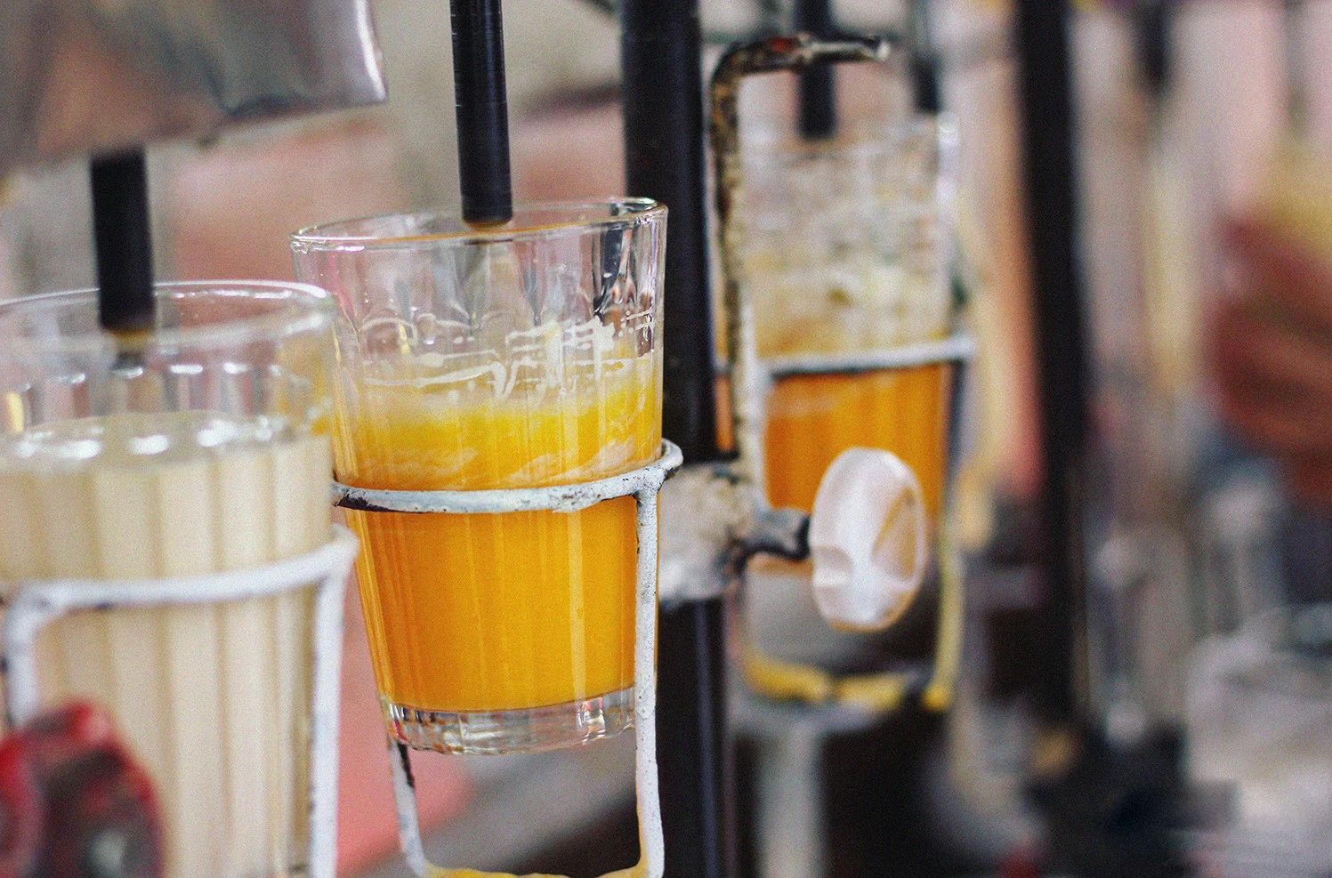 Hàng trứng đánh kem hot nhất mùa thu Hà Nội: Bị chê tanh, nhân viên thái độ nhưng tại sao vẫn đông nghịt? - Ảnh 1