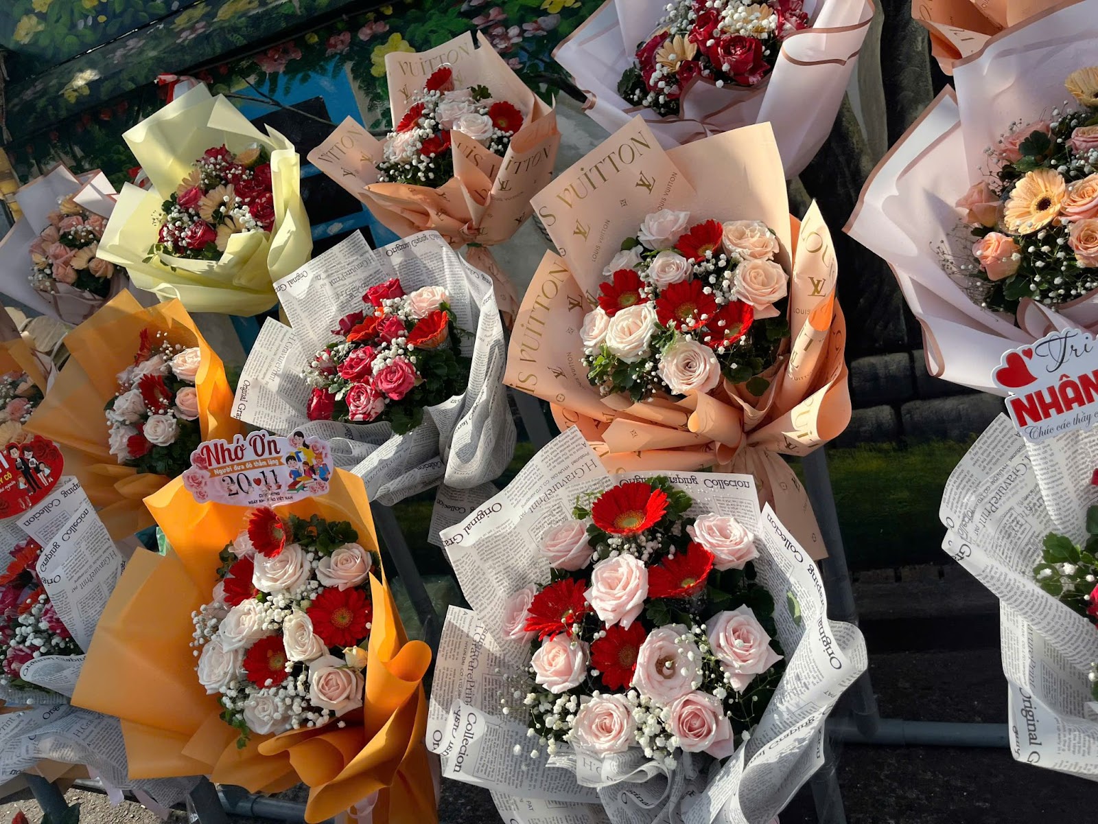 Thị trường hoa, quà tặng tri ân thầy cô dịp 20-11 có gì đặc biệt? - Ảnh 1