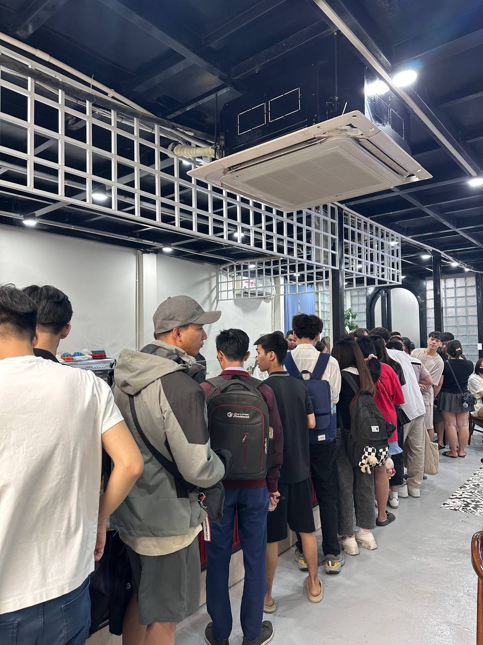 Ngay lúc này: Dòng người xếp hàng dài tại bánh mì PewPew vừa khai trương ở Hà Nội, sẵn sàng chờ cả tiếng để mua - Ảnh 13