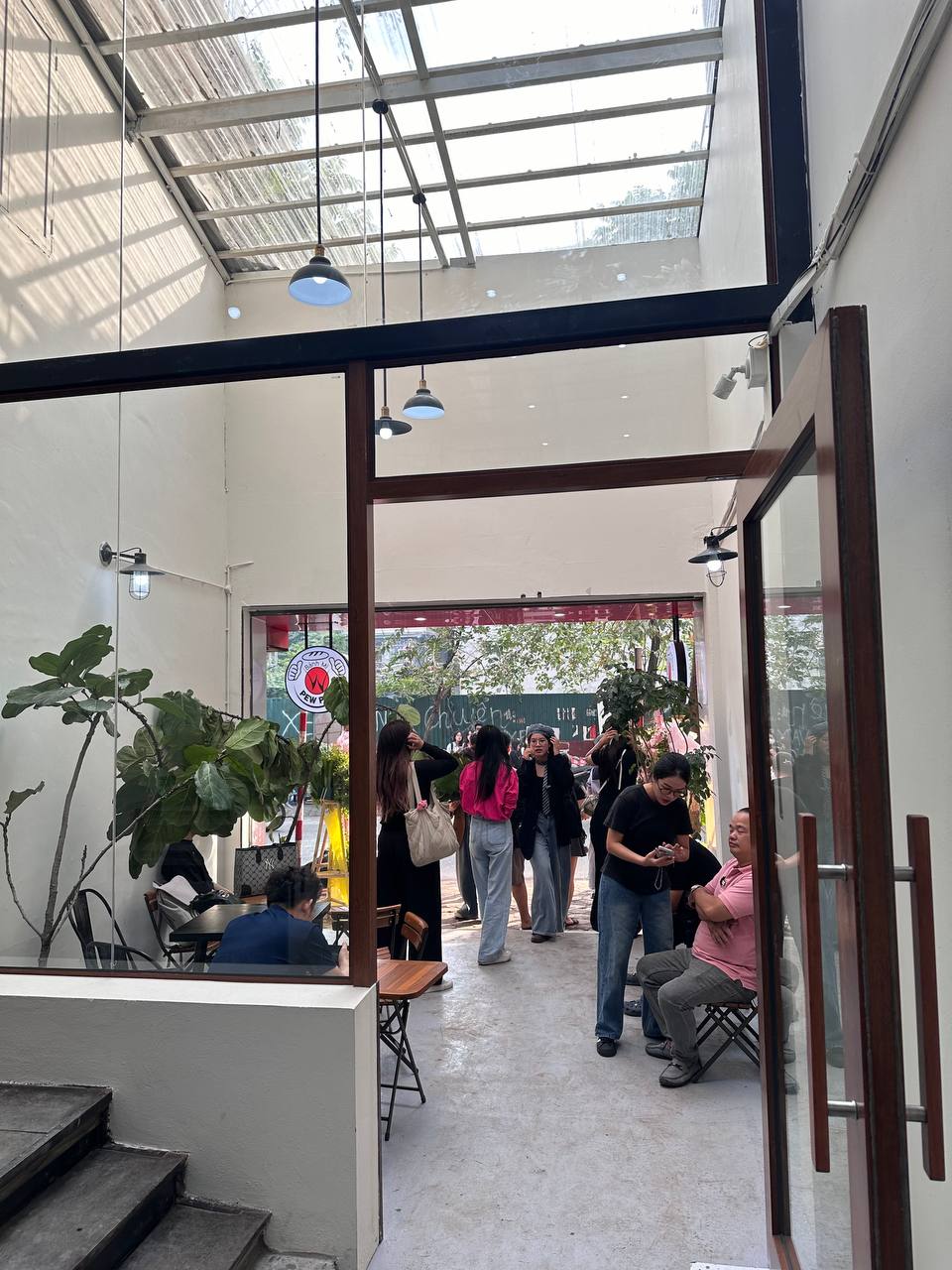 Ngay lúc này: Dòng người xếp hàng dài tại bánh mì PewPew vừa khai trương ở Hà Nội, sẵn sàng chờ cả tiếng để mua - Ảnh 14