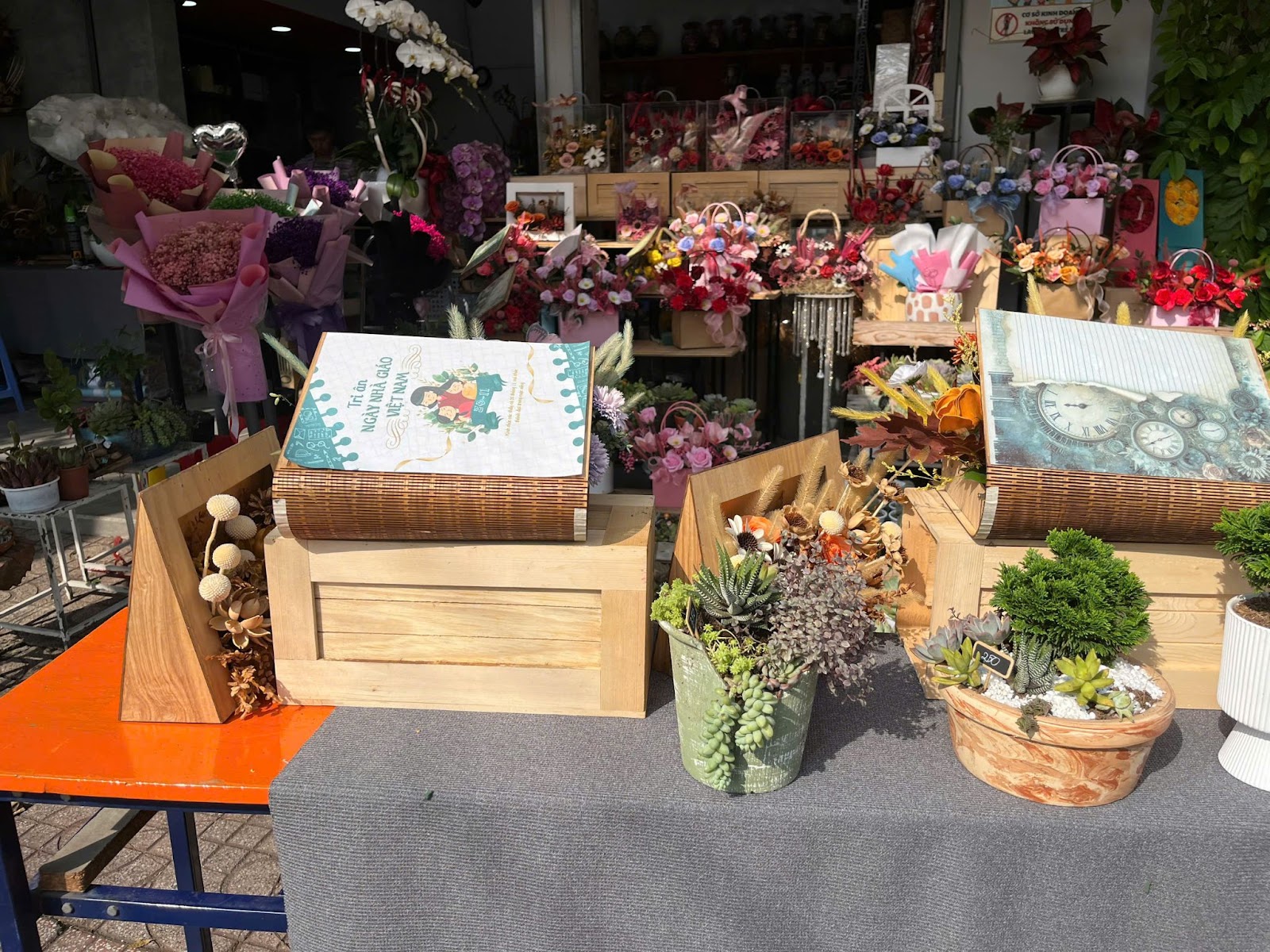 Thị trường hoa, quà tặng tri ân thầy cô dịp 20-11 có gì đặc biệt? - Ảnh 10