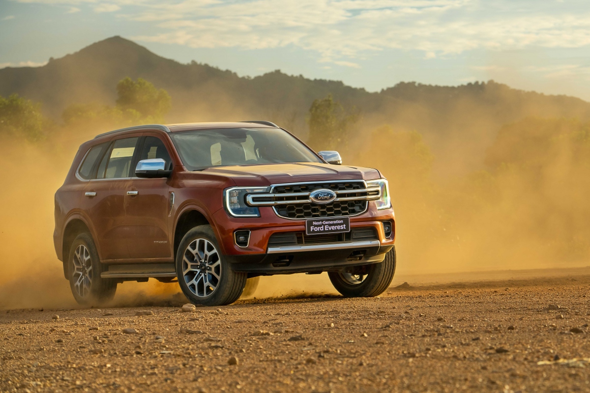 Ford Everest dẫn đầu phân khúc SUV hạng D, bỏ xa các đối thủ Santa Fe, Fortuner - Ảnh 1