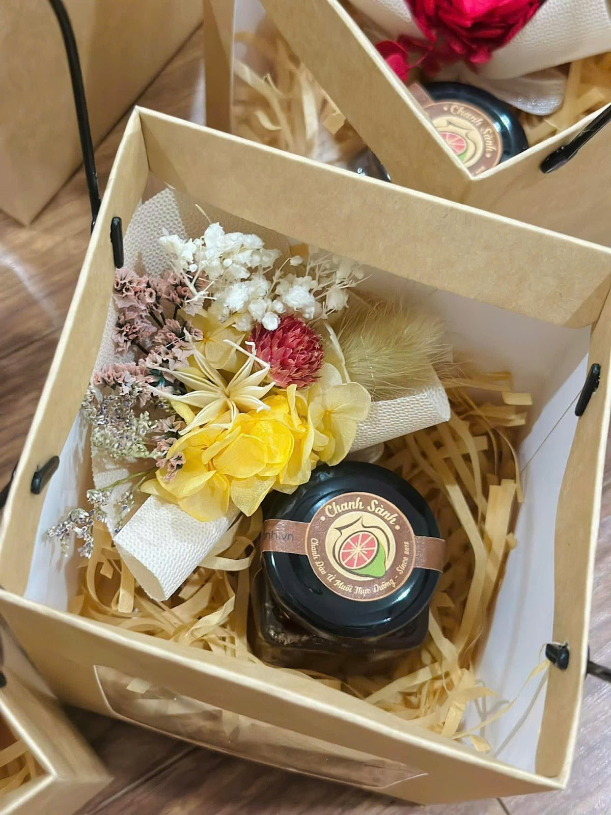 Thị trường hoa, quà tặng tri ân thầy cô dịp 20-11 có gì đặc biệt? - Ảnh 13