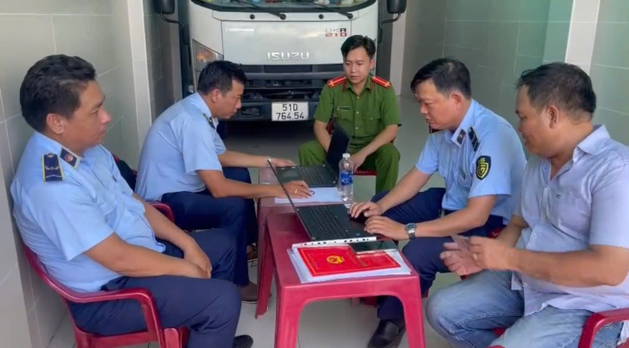 Bán hàng trên Facebook, một công ty ở Hóc Môn bị tịch thu hơn 1 tấn khô bò "bốn không" - Ảnh 1